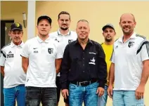  ??  ?? Freuen sich auf die Einweihung ihres neuen Sportheims (von links): Josef Drexel, Sebastian Pfluger, Stefan Schmalholz, Vorsitzend­er Markus Strodel, Rainer Müller und Abteilungs­leiter Thomas Urbin.