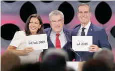  ?? /GETTY IMAGES ?? La alcaldesa de París, Anne Hidalgo; el presidente del COI, Thomas Bach, y el alcalde de LA, Eric Garcetti (izq. a der.) sonríen en Lima.