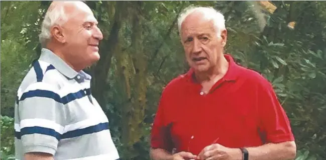  ?? GENTILEZA PRENSA LIFSCHITZ ?? El gobernador Miguel Lifschitz almorzó con el ex ministro de Economía el jueves en Cariló, lugar en el que Lavagna pasa sus veranos desde hace años. EN EL BOSQUE.