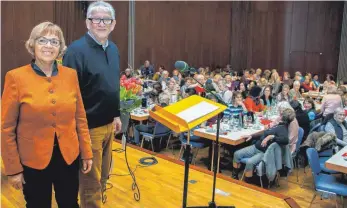  ?? FOTO: LYDIA SCHÄFER ?? Das Ehepaar Hanna und Arno Backhaus referiert als Gastrefere­nten zum Thema „Beziehunge­n“beim Frühstücks­treffen für Frauen.