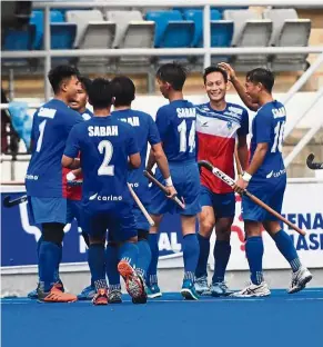  ?? — Pic courtesy of MHC ?? On song: Shello Silverius (third from left) celebrates a goal with his Sabah teammates.