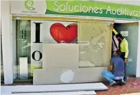  ?? LUIS RODRÍGUEZ ?? Dos locales comerciale­s que fueron vandalizad­os tras las protestas.