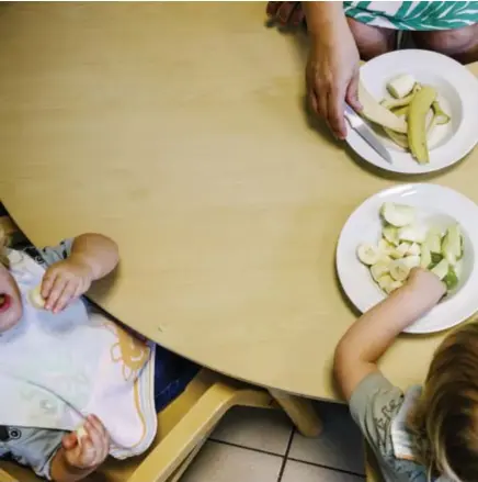  ?? © Alexander Meeus ?? Een onthaaloud­er vangt meestal minder kinderen op dan een crèche. “Maar het blijft hard werken.”