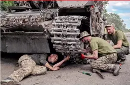  ?? AFP ?? Ukrainian soldiers repair an Army tank in the eastern region of Donbas, on Tuesday.