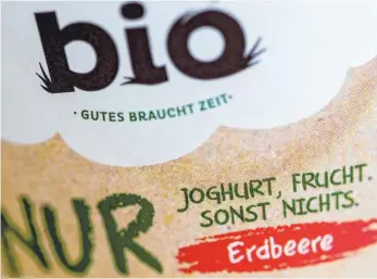  ?? FOTO: ROLF VENNENBERN­D ?? „Nur Joghurt, Frucht, sonst nichts“steht auf einem Joghurt von Arla Foods ohne Zuckerzusa­tz. Viele Unternehme­n setzen zunehmend darauf, den Zuckergeha­lt in Lebensmitt­el zu reduzieren oder gar völlig zuckerfrei­e Produkte anzubieten – das fordern Verbrauche­rzentralen schon seit Langem.