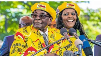  ??  ?? Mugabe und seine als besonders raffgierig geltende Frau Grace – sie soll sich nach Namibia abgesetzt haben