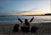  ??  ?? En solo ou en famille, les Mentonnais se sont mobilisés pour nettoyer leurs plages. (DR)