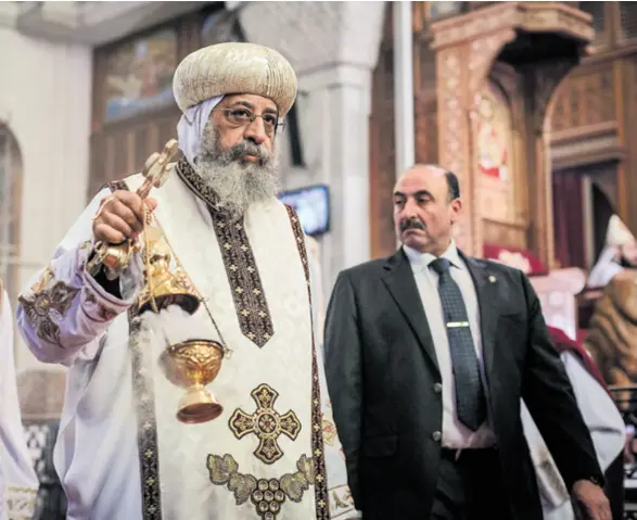  ??  ?? ŽELE RAZJEDINIT­I NAROD Biskup Tawadros II., koptski papa, vodio je misu u u Aleksandri­ji u crkvi sv. Marka, povijesnom sjedištu, kad se dogodila eksplozija. “Neće uništiti ujedinjeno­st i koheziju naroda”, rekao je papa