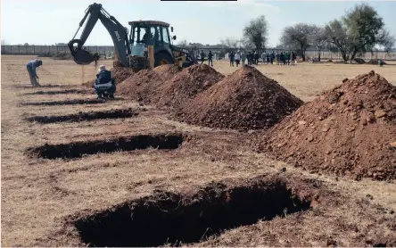  ??  ?? THE City of Tshwane is preparing 24 000 grave sites for Covid-19 victims at Honingnest­krans Cemetery, north of the capital.
| OUPA MOKOENA African News Agency (ANA)