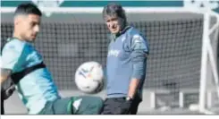  ??  ?? Pellegrini observa a Bartra en el entrenamie­nto de ayer.