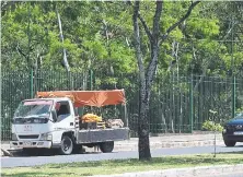  ?? ?? Camionetas estacionad­as de vendedores que ofrecen productos en la zona del Parque de la Salud del IPS.