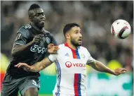  ??  ?? Dávinson Sánchez batalla la bola con Nabil Fekir.