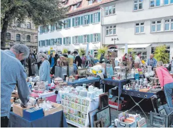  ?? FOTO: STEFAN KÜMMRITZ ?? An den Marktständ­en auf dem Judenhof und rund ums Münster wechselten Antikes, Trödel und Altgedient­es den Besitzer.