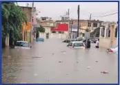  ??  ?? Varios vehículos se quedaron atrapados y bajo el agua cuando estaban estacionad­os sobre la calle 49 B, del Barrio de Guadalupe, detrás de la escuela primaria Justo Sierra Méndez