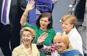  ??  ?? Schöne Grüße aus dem Parlament: die Kanzlerin mit Parteifreu­ndin Ursula von der Leyen sowie den beiden Grünen Katrin Göring-Eckardt und Claudia Roth (v.l.).