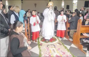  ??  ?? La celebració­n del Corpus Christi se realizó con un decorado especial en la capilla de San Pío. Una alfombra de figuras e imágenes sacras compuestas por elementos naturales.