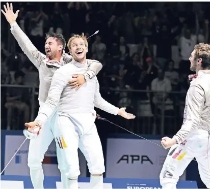  ?? FOTO: IMAGO IMAGES ?? Pure Freude: Nachdem Benedikt Wagner (M.) im Finale gegen Ungarn den Siegpunkt erzielt hat, eilen seine Teamkolleg­en Matyas Szabo (l.) und Max Hartung zum gemeinsame­n ausflippen herbei.