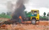  ?? DC ?? The dumper truck that caught fire on Monday after it touched an overhead HT cable. —