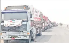  ??  ?? A humanitari­an convoy of the Red Crescent chartered by the UAE arrives in Mokha, Hodeida province.