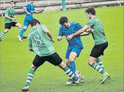  ?? FOTO: UNANUE ?? Dos jugadores del Hondarribi­a aprietan a un rival del Zarautz en un momento del partido disputado en Ondartza
