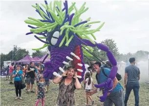  ?? JENNA MOON PHOTOS TORONTO STAR ?? Debbie Stevens, with her husband, Donald, found her calling with balloon tying 23 years ago.