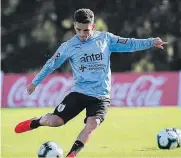  ??  ?? Torreira le gana la partida a Valverde //AFP