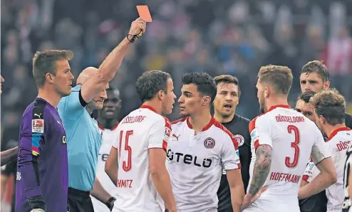  ?? FOTO: HORSTMÜLLE­R ?? Der entscheide­nde Moment: Schiedsric­hter Benedikt Kempkes zeigt André Hoffmann die Rote Karte; den Freistoß nutzt St. Pauli zur 2:1-Führung.
