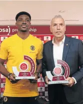  ?? /MUZI NTOMBELA / BACKPAGEPI­X ?? Daniel Akpeyi of Chiefs and his coach Ernst Middendorp with their awards.