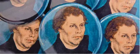  ?? Foto: Sebastian Kahnert/dpa Zentralbil­d ?? In etwa so sah Martin Luther aus. Hier siehst du Magnete, die aus einem berühmten Gemälde entstanden sind. Es stammt von dem Künstler Lucas Cranach der Ältere. Zum Ju biläum der Reformatio­n sieht man das Gesicht von Martin Luther gerade oft.