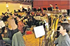  ?? FOTO: FRANZ MAYER ?? Das Kreisjugen­dblasorche­ster hat am Wochenende auf der Kapfenburg geprobt. Es besteht derzeit aus über 60 jugendlich­en Blasmusike­rn- und musikerinn­en aus 30 Vereinen.