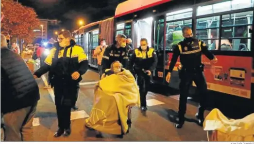  ?? JUAN CARLOS MUÑOZ ?? Policías locales organizan el traslado de los ancianos rescatados del geriátrico, la noche de Reyes Magos.