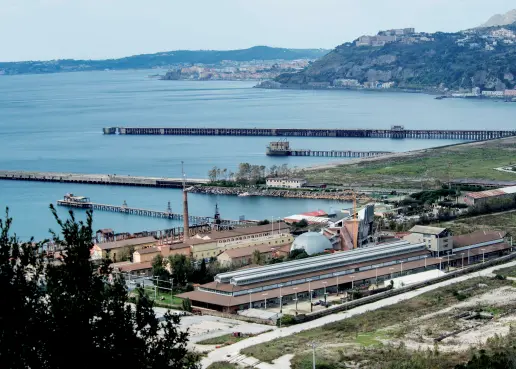  ??  ?? I ritardi Un’immagine dell’ex area industrial­e di Bagnoli luogo simbolo del mancato rilancio ambientale ed economico