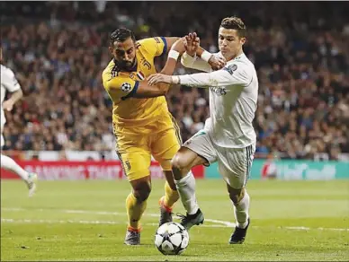  ??  ?? Cristiano Ronaldo van Real Madrid probeert langs Medhi Benatia te gaan. (Foto: Kicker online)