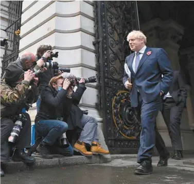  ?? JUSTIN TALLIS AGENCE FRANCEPRES­SE ?? Le premier ministre Boris Johnson, photograph­ié plus tôt cette semaine, a été mis en isolement dimanche soir, après avoir été en contact avec un député déclaré positif à la COVID-19.