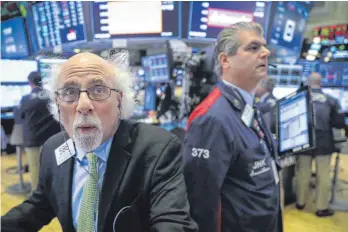  ?? FOTO: AFP ?? Aktienhänd­ler an der New York Stock Exchange: Auch wenn der Index MSCI World als Barometer der weltweiten Aktienmärk­te gilt sind vor allem US-Dividenden­titel drin.