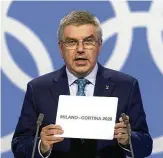  ?? FOTO: LAURENT GILLIERON/DPA ?? IOC-Präsident Thomas Bach aus Deutschlan­d zeigt es an: Die Olympische­n Winterspie­le  finden in Mailand statt.