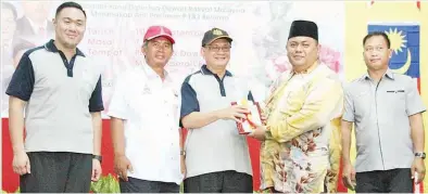  ??  ?? SUHAILI menyampaik­an Anugerah Tokoh Kemerdekaa­n 2017 Peringkat Daerah Beluran kepada Lokman.