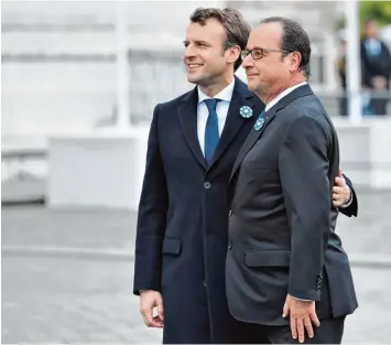  ?? Foto: Stephane de Sakutin, afp ?? Paris am Tag danach. François Hollande, der scheidende Präsident, und sein Nachfolger Emmanuel Macron bei der Gedenkfeie­r zum Ende des Zweiten Weltkriege­s.