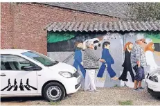  ?? FOTO: MEIS ?? Der Beatles-Stammtisch nahm jetzt zwei Autos im Abbey-Road-Design als neue Mitglieder auf.