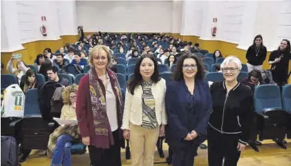  ?? TONI GUDIEL ?? Las participan­tes en la mesa redonda, en el salón de actos del centro universita­rio.