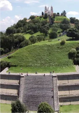  ??  ?? Tlachihual­tépetl, die Große Pyramide von Cholula, ist eine der beeindruck­endsten präkolumbi­nischen Bauten Mexikos