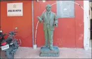  ?? ?? La estatua de Héctor Victoria Aguilar se encuentra en el patio del Ayuntamien­to de Conkal, tras ser donada por la alcaldía de Mérida