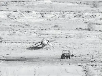  ?? Foto: E. del A. ?? Un misil, a punto de impactar en los restos de un avión y un vehículo el día 5.