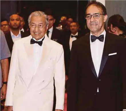  ?? PIC BY AIZUDDIN SAAD ?? Tun Dr Mahathir Mohamad arrives for the SIC Awards with Tan Sri Azman Yahya in Kuala Lumpur yesterday.