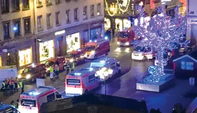 ??  ?? L’intervento della polizia nel quartiere di Strasburgo colpito ieri sera da un attentato terroristi­co in cui sono morte 2 persone