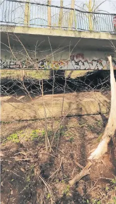  ?? FOTO: MISERIUS (ARCHIV) ?? Die Brücke auf der Opladener Straße stammt aus dem Jahr 1960 und ist damit nur zwei Jahre jünger als das Bauwerk auf der Leichlinge­r Straße.