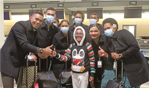  ?? Photo: Selita Rabuku. ?? A proud Fijian poses with Fiji Airways crew members at the Vancouver Internatio­nal Airport on November 28, 2022.