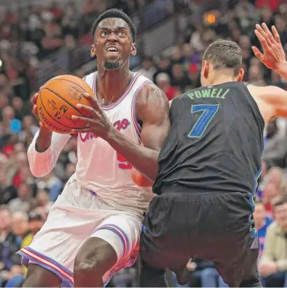  ?? | GETTY IMAGES ?? The Bulls’ Bobby Portis spins around the Mavericks’ Dwight Powell on his way to the basket Friday. He scored 22 points.