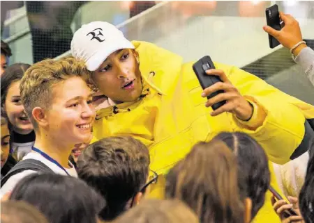  ?? 20M ?? Ein Selfie mit Instagram-Comedian Gabirano: 20 Minuten war mit einem Influencer-Stand an der Berufsmess­e Zürich präsent.