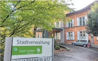  ?? FOTO: CHRISTIAN FLEMMING ?? Gespannt warten die Verantwort­lichen der Stadt Lindau auf die Steuerschä­tzung Ende Mai – dann soll sich zeigen, wie ernst die finanziell­e Lage Lindaus wirklich ist.